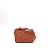 Miss bag piccola, borsa a tracolla in pelle intrecciata marrone cuoio, prodotta e venduta da Pianigiani handmade leather bags.